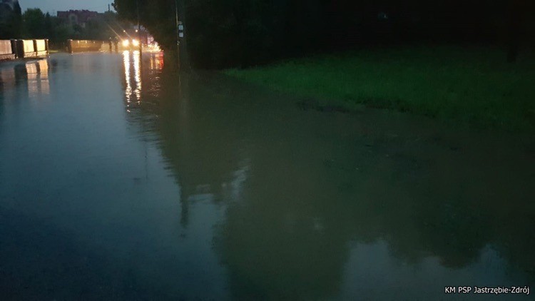 Woda kompletnie sparaliżowała miasto, PSP Jastrzębie